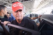 Bolsonaro com boné em apoio a Trump