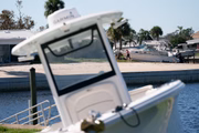 Uma mulher passa por um barco encalhado após o furacão Milton em 10 de outubro de 2024 em Englewood, Flórida