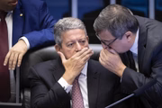 Deputado federal Arthur Lira (PP-AL) conversa com colega em plenário