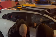 Carro foi vandalizado em Chinatown, durante a passagem do Ano-Novo Chinês