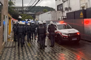 Polícia Militar na Vila Belmiro, em Santos, em operação para a chegada de Neymar ao clube