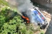 Imagens mostram ônibus pegando fogo