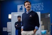 Conhecido por seus papéis em Quero Matar Meu Chefe, Família do Bagulho e pelo período no Saturday Night Live, Jason Sudeikis vale um motivo à parte. No papel do inexperiente treinador, Sudeikis te faz dar gargalhadas com as trapalhadas do agora manager e ao mesmo tempo torcer pelo sucesso dele por conta de seu comportamento motivador e amigo com os demais