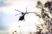 Helicóptero sobrevoando local onde corpo foi achado