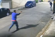 Policial civil persegue correndo criminoso que foi deixado para trás 