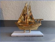 Escultura apelidada de o "barco" fora da caixa