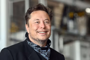 No mesmo ano, segundo a Forbes, Musk cofundou a empresa X.com. A organização era um banco on-line que permitia transferências de dinheiro por endereços de e-mail. Anos depois, a empresa se fundiu com a Confinity e se transformou no Paypal, comprada pelo Ebay logo em seguida No mesmo ano, segundo a Forbes, Musk cofundou a empresa X.com. A organização era um banco on-line que permitia transferências de dinheiro por endereços de e-mail. Anos depois, a empresa se fundiu com a Confinity e se transformou no Paypal, comprada pelo Ebay logo em seguida