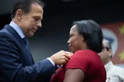 João Doria entrega medalhas para pessoas que ajudaram em Suzano