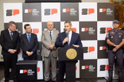 Guilherme Derrite (ao microfone) afirmou que 8 mil equipamentos, dos quais parte já é usada pela SAP, estariam à disposição