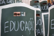 PR - MANIFESTA«√O/EDUCA«√O - POLÕTICA - Estudantes ocuparam a PraÁa Santos Andrade, em frente ao prÈdio histÛrico da Universidade Federal do Paran· (UFPR), nesta terÁa-feira (13) para protestar contra os cortes na educaÁ„o e a polÌtica do presidente Jair Bolsonaro para a educaÁ„o. 13/08/2019 - Foto: HENRY MILLEO/FOTOARENA/FOTOARENA/ESTAD√O CONTE⁄DO