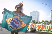 Indígenas em frente ao Supremo Tribunal Federal STF durante a votação do Marco Temporal