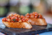 No Dona Lenha, uma boa pedida para os veganos é começar a refeição com a bruschetta classica, no pão rústico grelhado, tomate concassé, alho e manjericão (R$ 12 a dupla, R$ 32 a porção com seis)
