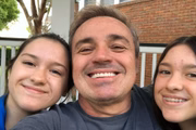 O apresentador Gugu Liberato com as filhas