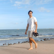 Hugo Novaes é influenciador e grava vídeos recitando poemas na web 
