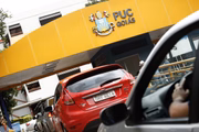 A PUC é um dos três pontos de drive-thrus criados pela prefeitura. Existem outras sete escolas municipais para vacinação de pedestres
