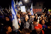 Manifestantes israelenses pedem a renúncia do primeiro-ministro Benjamin Netanyahu em Jerusalém