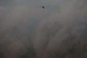 Helicóptero auxilia no combate às chamas