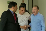 O marido de Noélia (<i>de camiseta branca</i>) entre o irmão da vítima e o advogado Geraldo Madureira