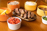 Pratos com carne de sol são as grandes estrelas do menu 