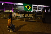 Eles fixaram faixa contra os ministros do Supremo Tribunal Federal (STF)