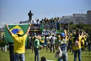 Manifestantes pró-Bolsonaro se reúnem na Esplanada