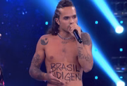 Vitão protestou no Domingão com Huck