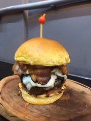 O blend da Handmade tem recheio de gorgonzola e crosta de pimenta doce