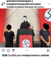Alunos ao lado de manequim que remete a Hitler. 