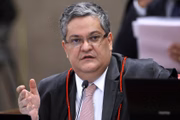 <b>Henrique Neves (Representante dos juristas):</b> “Todas as obras dos tribunais de Brasília são suntuosas porque vieram das mãos do Oscar Niemeyer. Todas elas fazem parte de uma arquitetura marcada pelo traço dele. Há também uma outra questão: todas foram idealizadas há um tempo em que todos os processos eram físicos; não existia processo eletrônico. Você precisaria não só do espaço para trabalhar, mas do espaço para guardar os autos. É algo que com o tempo foi diminuindo.”