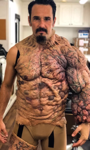 Rodrigo Santoro na transformação do personagem Biggie do filme Project Power, lançado pela Netflix em 2020