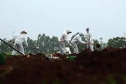 Enterro de vítimas da Covid-19 