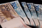 Notas de 100 e 200 reais; dinheiro