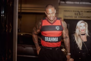 Léo Santana compõe o look com camisa do time do coração, o Vitória