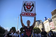 Centenas de pessoas se reúnem em torno da Praça de Maio em Buenos Aires, Argentina durante uma manifestação para protestar contra os ataques da Rússia à Ucrânia