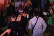 Os atores José Loreto e Duda Santos curtiram o último dia de Rock In Rio aos beijos