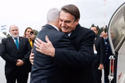 O primeiro-ministro de Israel, Benjamin Netanyahu, recebe o presidente Jair Bolsonaro, em cerimônia oficial de chegada a Israel