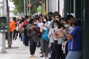 Candidatos formam fila para fazer o Enem em São Paulo
