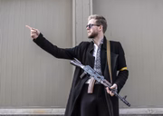 O mais jovem membro do parlamento ucraniano, Sviatoslav Yurash, de 26 anos, é visto armado para defender seu país, quando os ataques da Rússia à Ucrânia entraram no quarto dia. Kiev, Ucrânia, em 27 de fevereiro de 2022