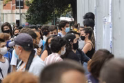 Estudantes esperam para a realização de prova