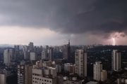 Tempestade com raios atinge São Paulo