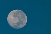 Lua podia ser vista nas primeiras horas da manhã desta segunda-feira (20/05/2019)