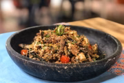 O risoto vegano da casa (R$ 47) leva quinoa, grãos e sementes com mix de cogumelos frescos salteados, refogado de espinafre, acelga, alho-poró e tomate cereja marinado