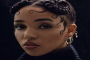 Enquanto a cantora FKA Twigs é frequentemente vista com usando baby hair elaborado 
