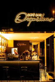 Fachada do Café das Orquídeas 
