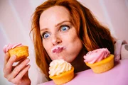 O excesso de açúcar no corpo faz com que a glicemia dispare e, após um tempo, despenque. Além disso, o corpo pedirá mais e, caso não receba, começará a enviar sinais de abstinência. Consequentemente, o indivíduo entra em ciclo compulsório de fome e o desejo pelo consumo de doces aumenta