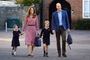 Papais levam os filhos, Charlotte e George, à escola. Os irmãos passaram a estudar na mesma instituição