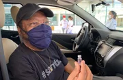 Martinho da Vila toma vacina