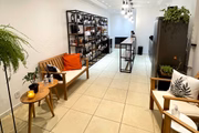 O espaço interno da loja é mais voltado para compras