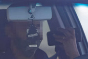 Motorista fala ao celular