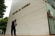 No fim de 2021, antes da votação do Projeto de Lei Orçamentária (PLOA), o Ministério da Economia enviou um ofício ao Congresso Nacional pedindo que fossem reservados R$ 2,5 bilhões para reajustes salariais em 2022